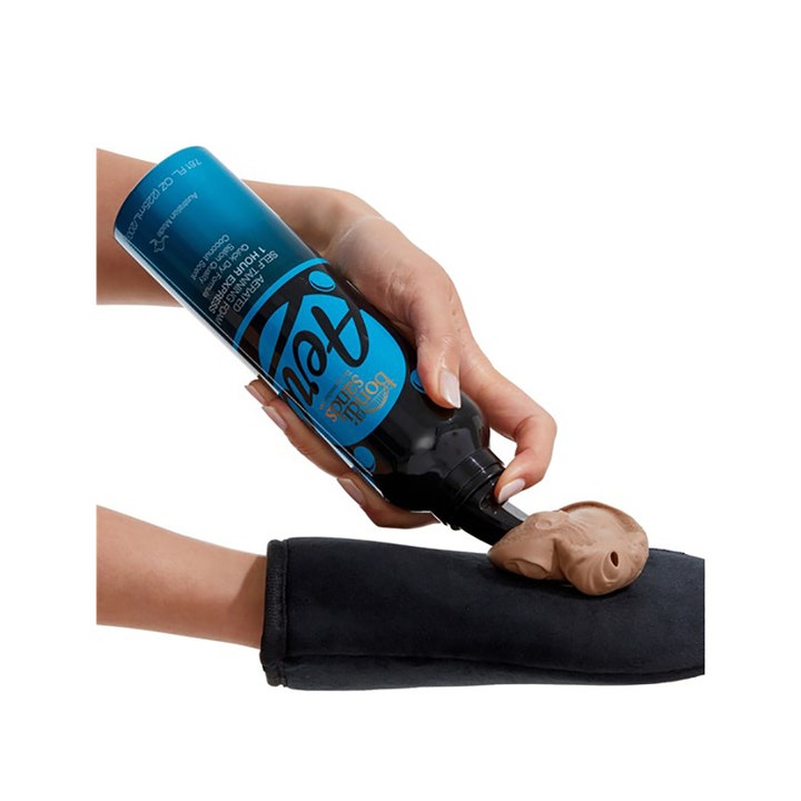 Bondi Sands 1 Hour Express 225 ml brun utan sol skum som appliceras på en svart vante för snabb solkysst hy.