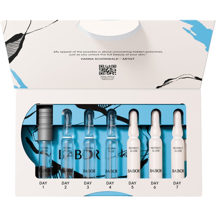 Babor Hydra Glow 14 ml återfuktande serumset med sju ampuller i en vit ask med blått konstnärligt mönster.