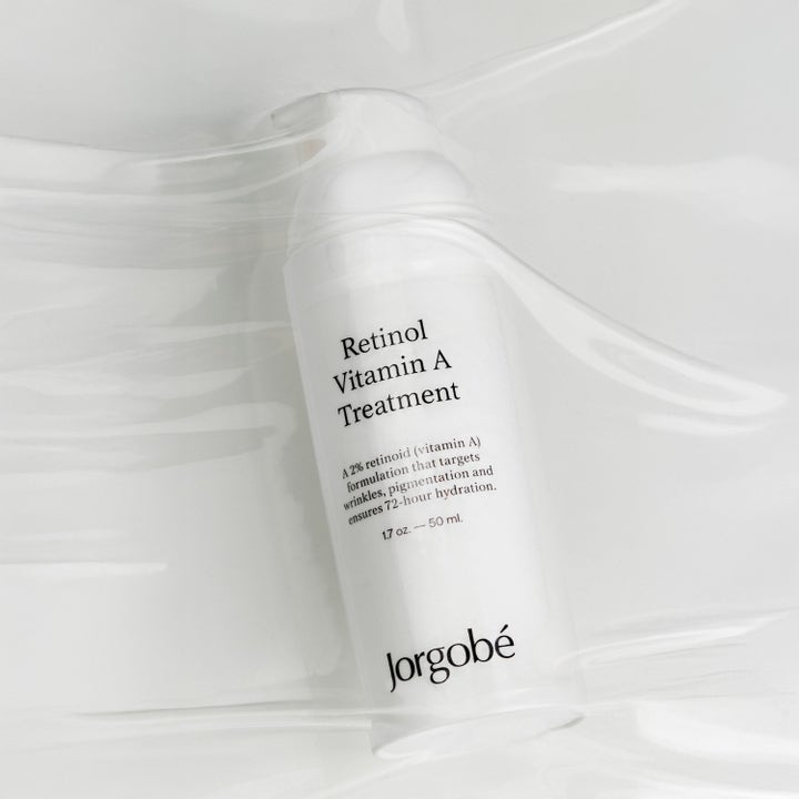 Jorgobé Retinol Vitamin A Treatment 50 ml 2% retinoid serum motverkar rynkor i vit pumpflaska bakom vågig yta