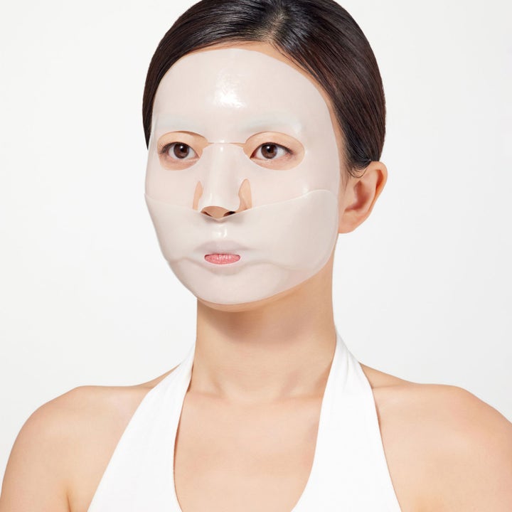 Dr. Ceuracle Vegan Kombucha Tea Essence Gel Mask 36 g återfuktande ansiktsmask i gelformat som bärs av en kvinna.