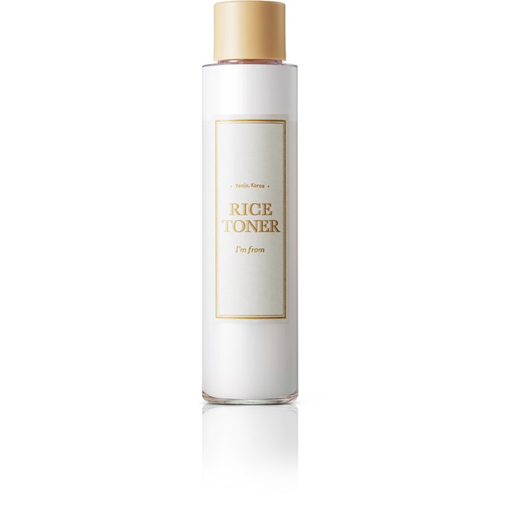 I'm from Rice Toner 150 ml återfuktande ansiktsvatten som ger lyster i genomskinlig flaska med guldlock.