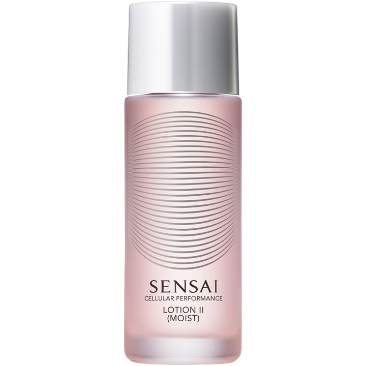Sensai Cellular Performance Lotion II Moist återfuktande ansiktslotion i en rosa frostad flaska med silverlock.
