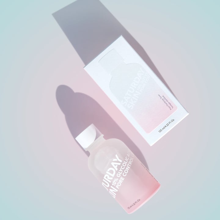Saturday Skin Pore Clarifying Toner 125 ml med 10% glykolsyra i frostad flaska med rosa gradient och tillhörande vit ask