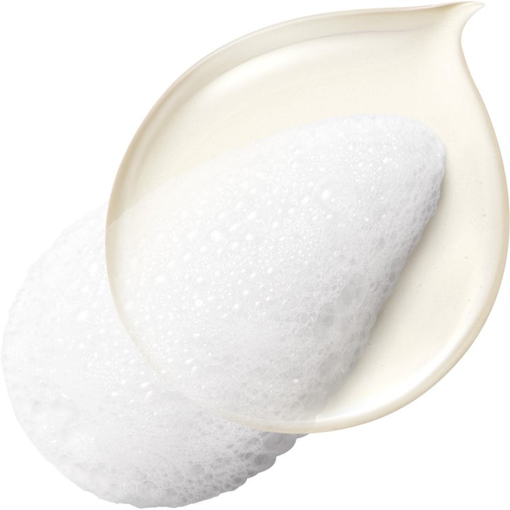 Make Prem Safe Me Oil To Foam Cleanser 200 ml ansiktsrengöring olja till skum visar klar oljekonsistens och vitt luftigt skum.