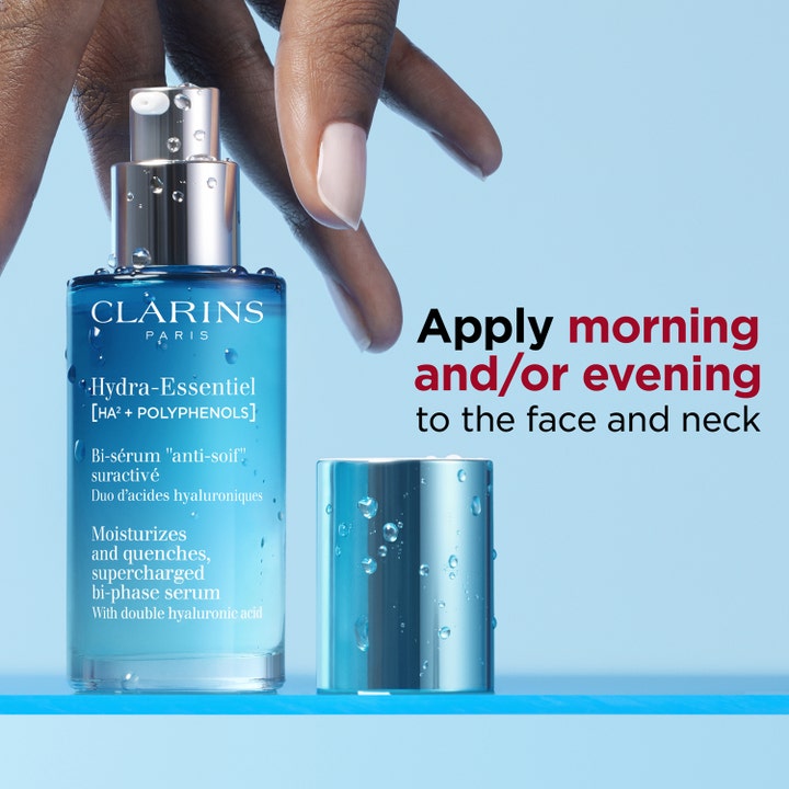 Clarins Hydra-Essentiel 30 ml bi-phase hyaluronsyra serum i blå flaska med vattendroppar som ger huden plump.