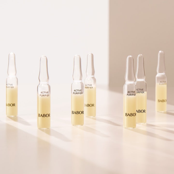 Babor Ampoule Active Purifier 14 ml mot vuxen acne med sju glasampuller som innehåller gult serum.