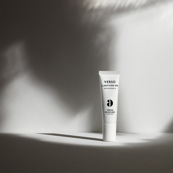 Verso N°6 Clarifying Gel 30 ml hudvård med retinol i vit tub som ger klarare hy i minimalistisk miljö