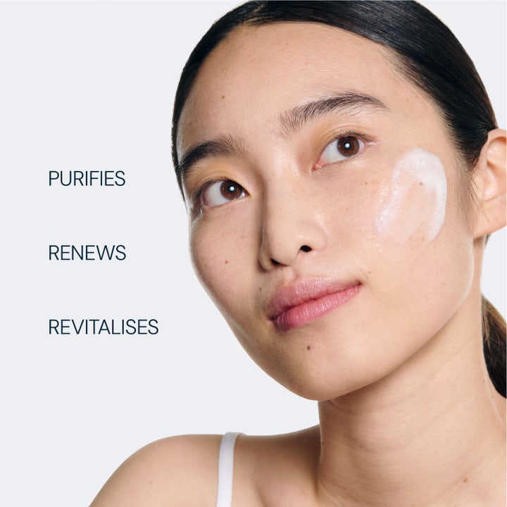 Elemis Dynamic Resurfacing Facial Wash 200 ml hudförnyande rengöringsgel som vitt skum på kinden. Purifies Renews.