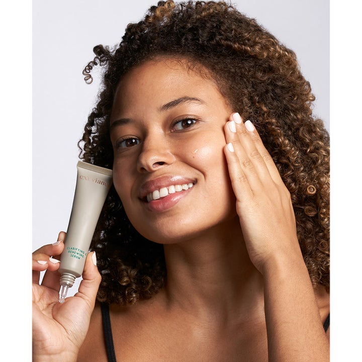 Exuviance Clarifying and Renewing Serum 30 ml exfolierande ansiktsserum i beige tub som ger huden lyster.