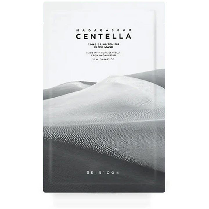 Skin1004 Madagascar Centella Tone Brightening Glow Mask 25 ml lystergivande sheet mask i vit förpackning med sanddyner.