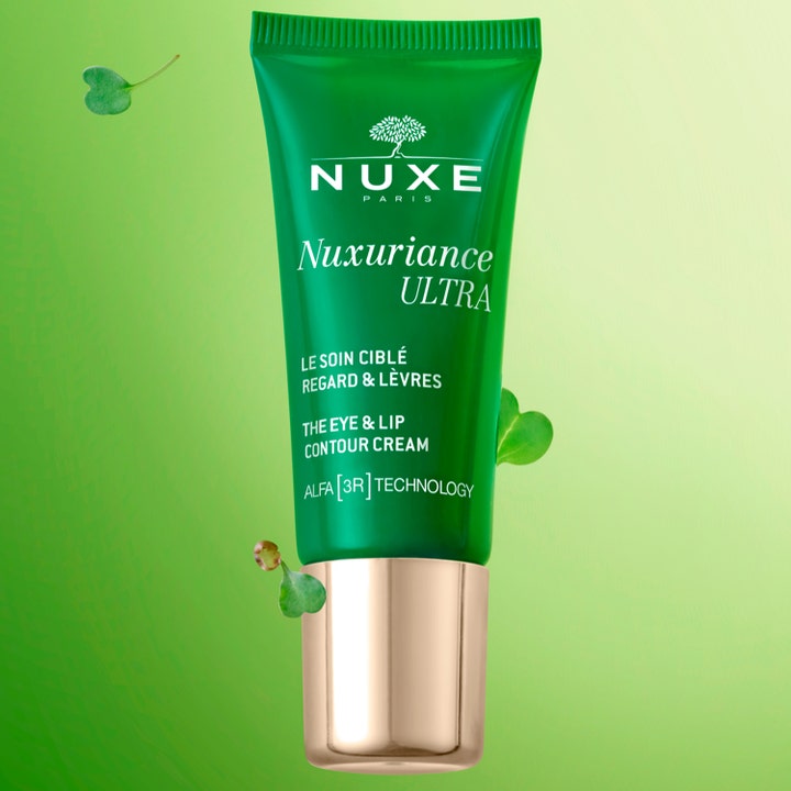 Nuxe Nuxuriance ULTRA 15 ml anti-age ögonkräm återfuktande i grön tub med guldlock och svävande gröna blad.