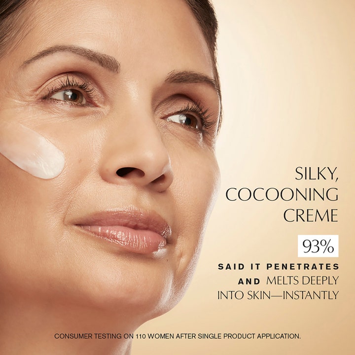 Estée Lauder Revitalizing Supreme+ Youth Power Creme 30 ml ger lyster med krämig textur på huden.