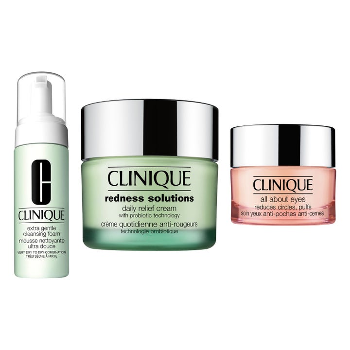 Clinique Redness Solutions set dämpar rodnad med rengöringsskum och ansiktskrämer i glasburkar med silverlock.