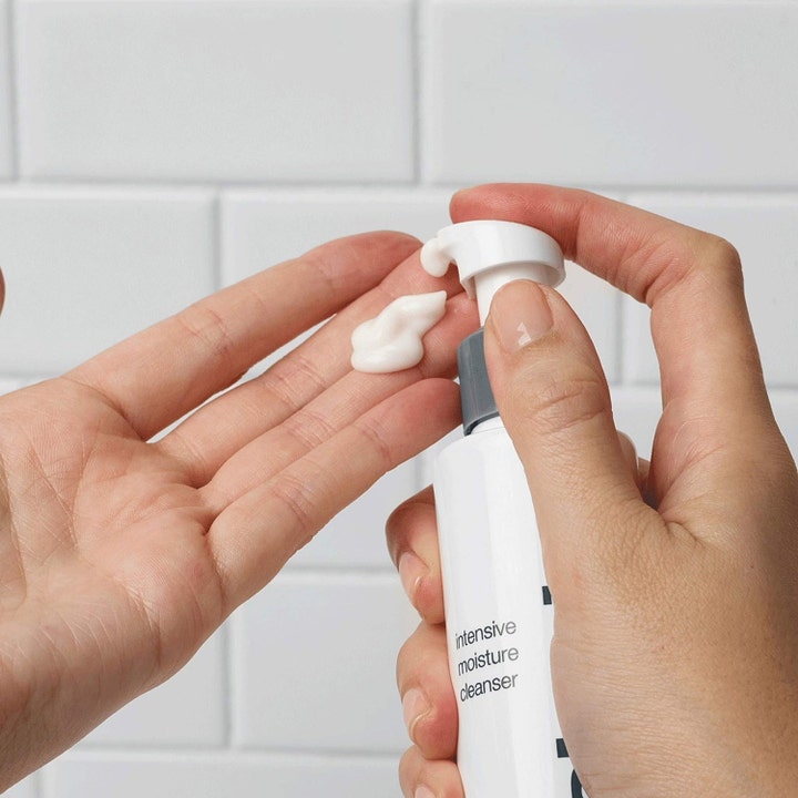 Dermalogica Intensive Moisture Cleanser 295 ml fuktgivande ansiktsrengöring med krämig vit textur i pumpflaska