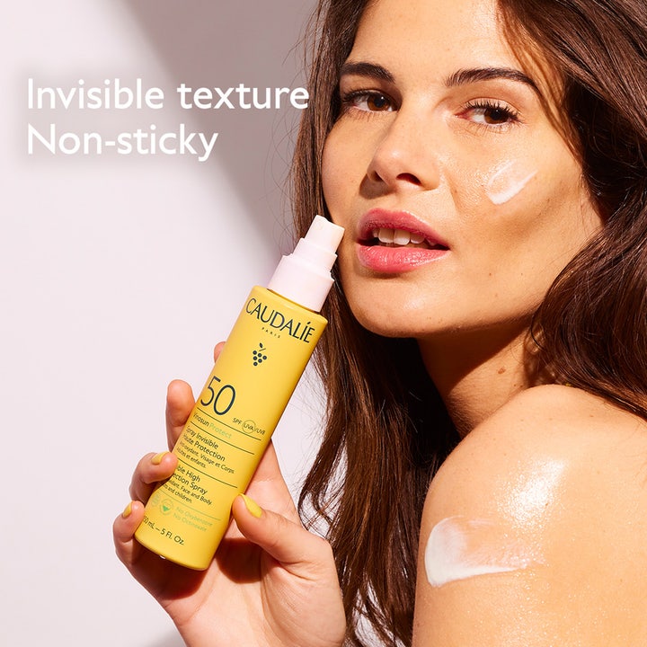 Caudalie Vinosun High Protection Spray SPF50 150 ml solskydd spray visar en osynlig textur på huden i en gul flaska.