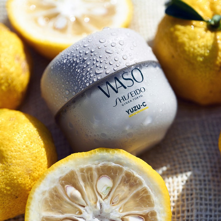 Shiseido Waso Yuzu-C Beauty Sleeping Mask 50 ml fuktgivande nattmask för trött hud i ljusgrå burk bland yuzu.