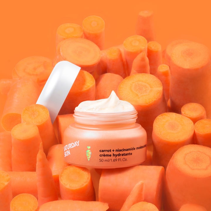 Saturday Skin Carrot + Niacinamide Moisturizing Cream 50 ml i burk bland färska morötter som ger fukt