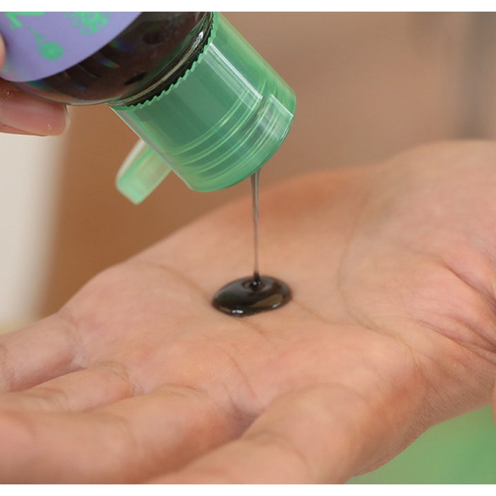 Chasin' Rabbits Mindful Bubble Cleanse 200 ml aktivkol ansiktsrengöring som hälls som en mörk gel i en handflata