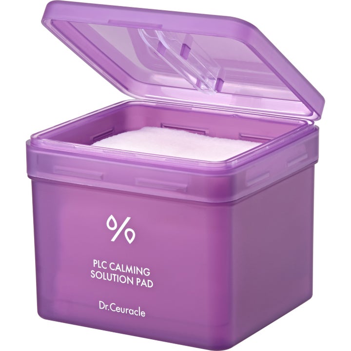 Dr. Ceuracle PLC Calming Solution Pad 130 st lugnande toner pads i en lila fyrkantig burk med öppet lock.