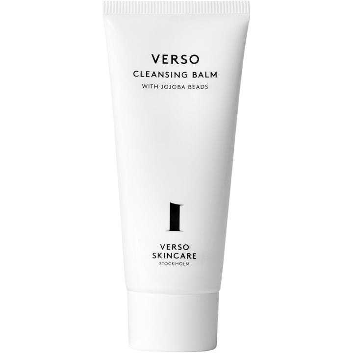 Verso Cleansing Balm 100 ml skonsam ansiktsrengöring med jojobapärlor i en stilren vit tub med svart tryck