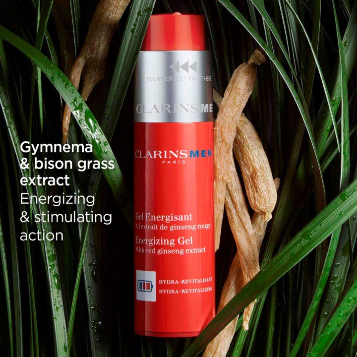 Clarins Men Energizing Gel 50 ml röd ginseng ansiktsgel i röd tub med ingredienser bland gröna blad