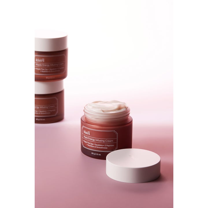 Klairs Maple Energy Infusing Cream 60 g ansiktskräm med lönnträd och peptider i öppen brun glasburk med fyllig vit textur.
