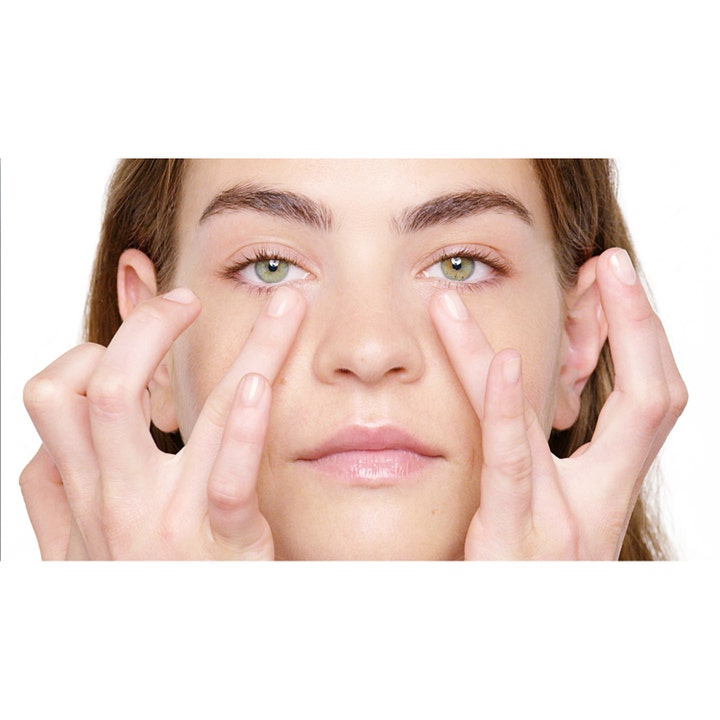Clinique Moisture Surge Eye 96H Hydro-Filler Concentrate 15 ml återfuktande ögonkräm som appliceras varsamt vid ögonen