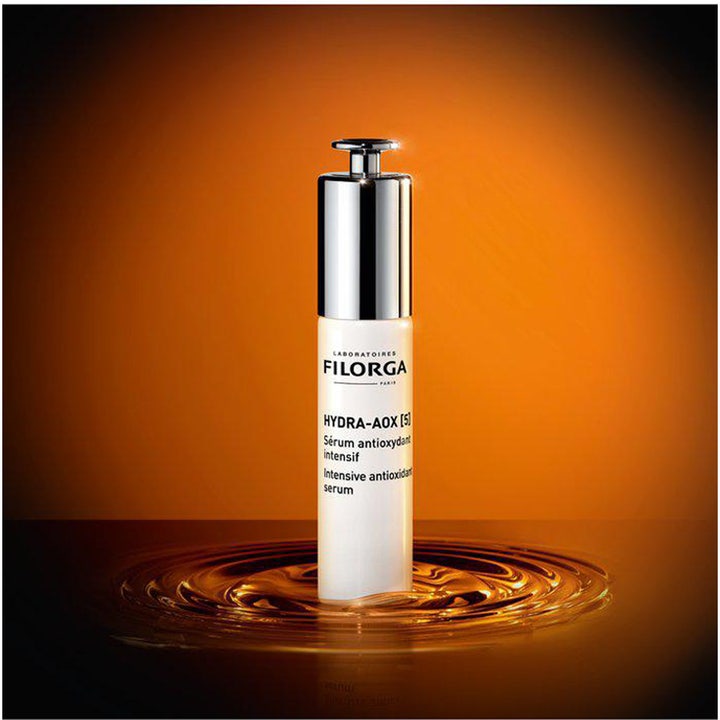 Filorga Hydra-Aox [5] Intensive Antioxidant Serum 30 ml antioxidant serum i vit flaska placerad i en gyllene vattenyta