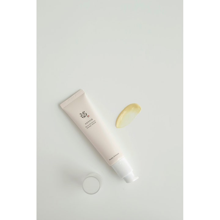 Beauty of Joseon Revive Eye Serum ögonserum med retinal i beige tub och ett gult krämigt texturprov.
