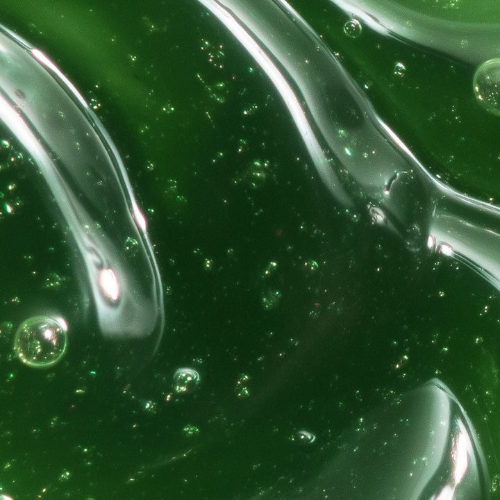 MANTLE The Face Jelly 50 ml gel moisturiser med en svalkande mörkgrön geltextur fylld av små fuktgivande bubblor.