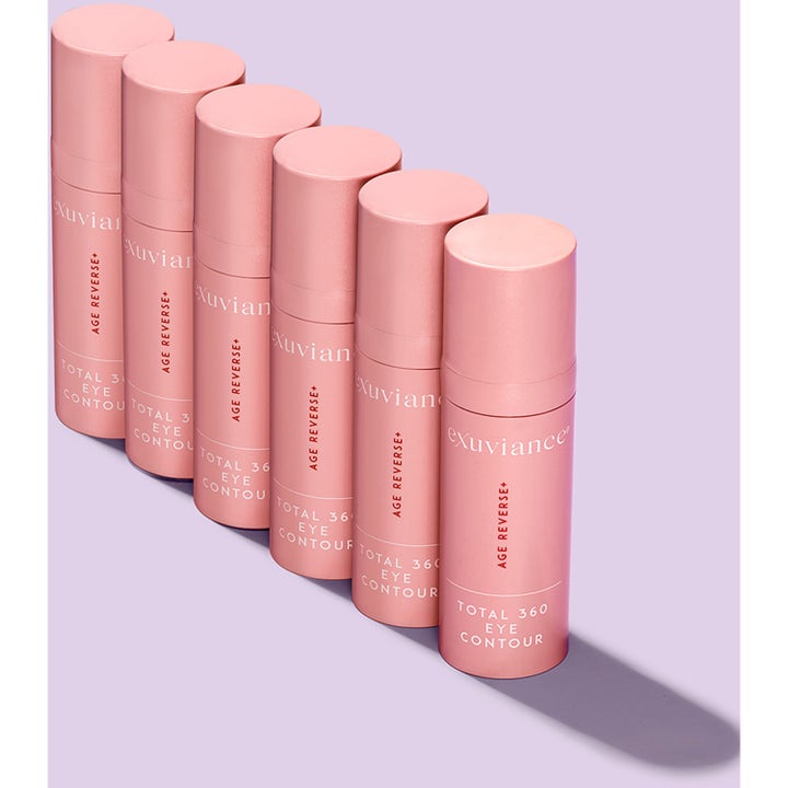 Exuviance Age Reverse Eye Contour 15 g uppstramande ögonkräm mot rynkor i sex rosa pumpflaskor på rad.
