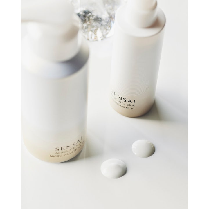 Sensai Absolute Silk Micro Mousse Wash 180 ml ansiktsrengöring mousse med mikrobubblor i vit flaska och krämig textur.
