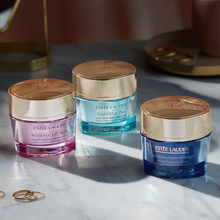 Estée Lauder NightWear Plus 50 ml detoxande antioxidant creme natt i ljusblå glasburk med guldlock på marmor