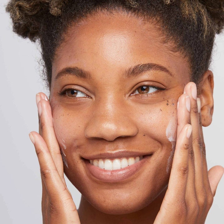 Dermalogica Skin Smoothing Cream 100 ml ansiktskräm för torr hud dermalogica som appliceras på en leende kvinnas kinder