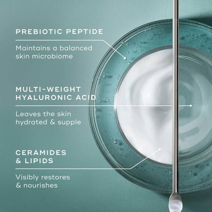 Medik8 Total Moisture Daily Facial Cream 50 ml krämig vit textur med hyaluronsyra och ceramider som ger fukt.