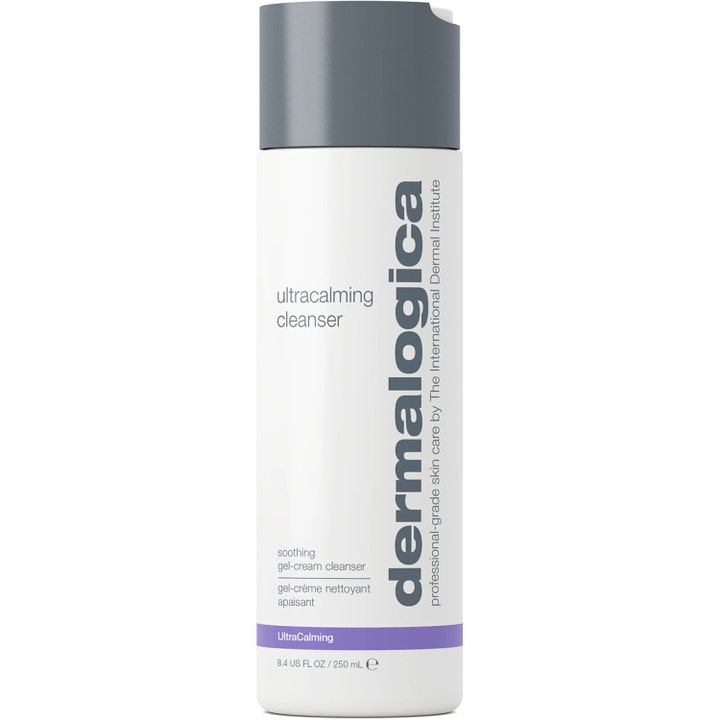 Dermalogica UltraCalming Cleanser 250 ml lugnande ansiktsrengöring utan parfym för känslig hud i vit flaska med grått lock.
