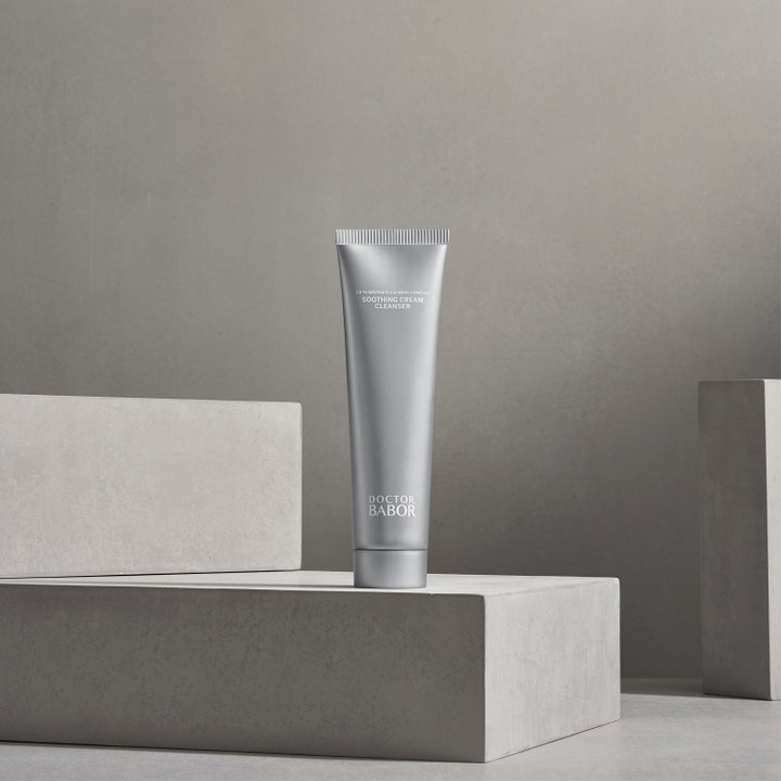 Babor DOC Soothing Cream Cleanser 150 ml lugnande ansiktsrengöring i silverfärgad tub på grå betongblock