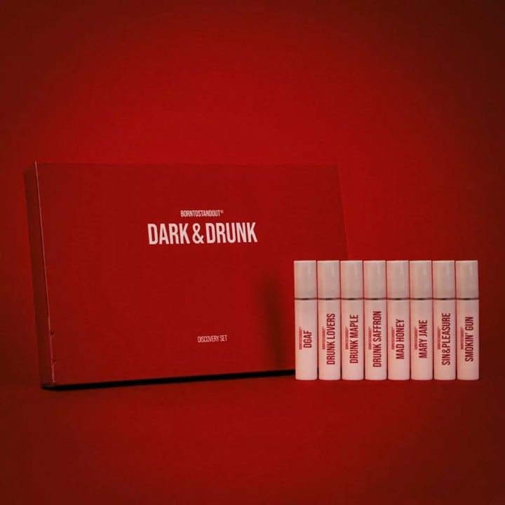 BornToStandOut Dark & Drunk Discovery Kit 8x2 ml parfymset med vita provflaskor framför en röd box