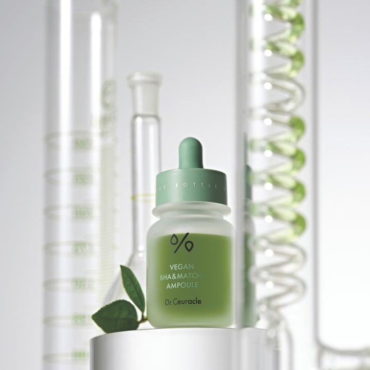 Dr. Ceuracle Vegan BHA & Matcha Ampoule 30 ml lugnande matcha serum i frostat glas framför laboratorieutrustning.