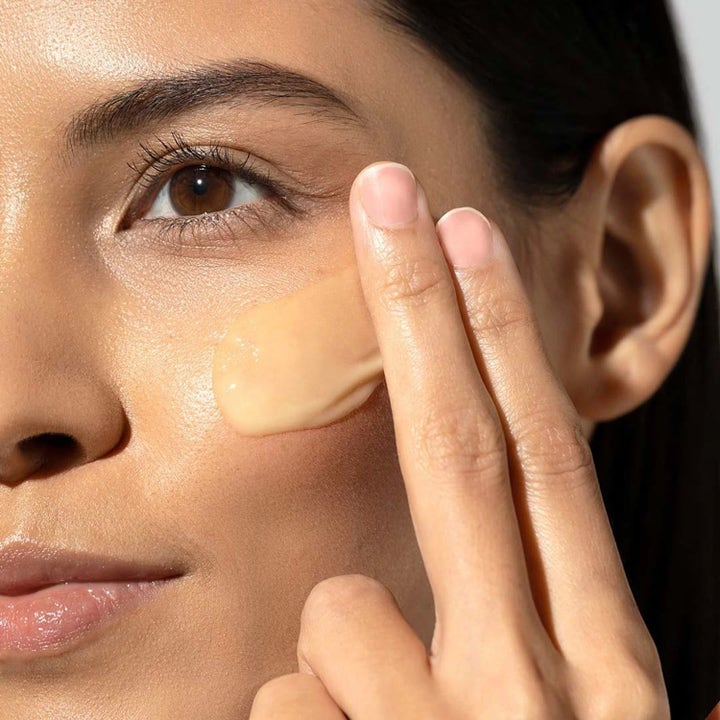 Dermalogica BioLumin-C Gel Moisturizer Duo lysterivande ansiktskräm med vitamin C som appliceras på kinden