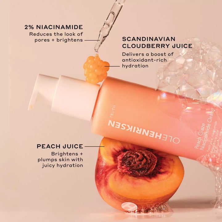 Ole Henriksen Truth Peach Cleanser 148 ml ansiktsrengöring med niacinamid, hjortron och en persika bland bubblor.