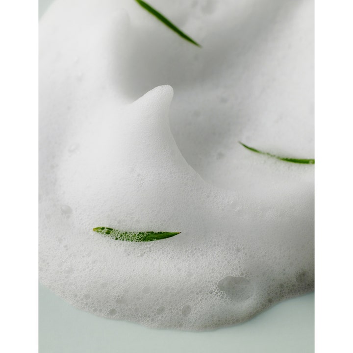 Some By Mi Aha-Bha-Pha 30 Days Miracle Acne Clear Foam 100 ml rengöringsskum visas som ett vitt fluffigt skum med gröna blad.