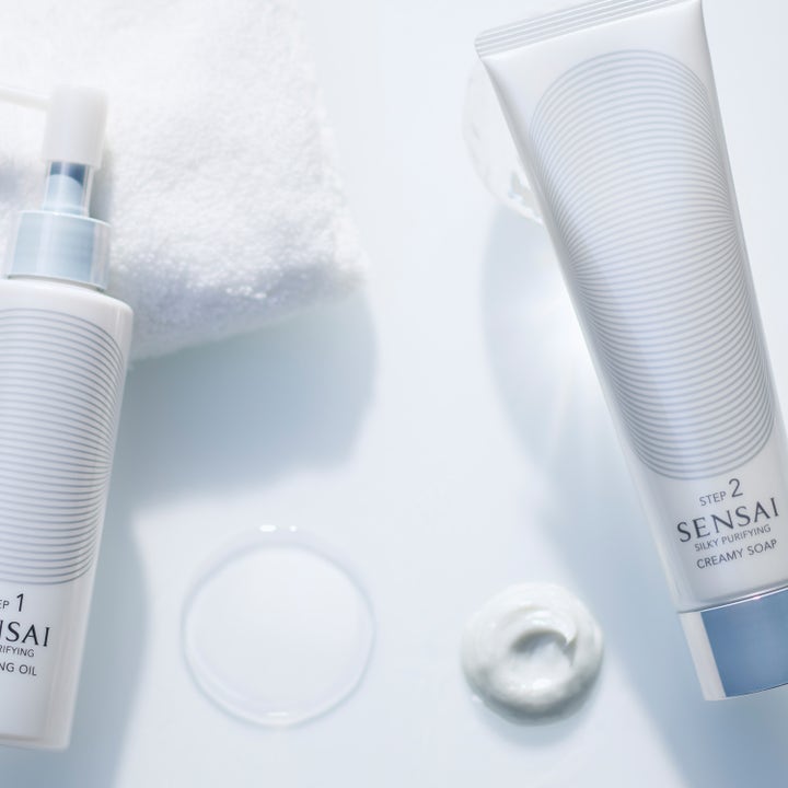 Sensai Silky Purifying Creamy Soap N 125 ml ansiktsrengöring med krämig textur bredvid vit handduk och olja