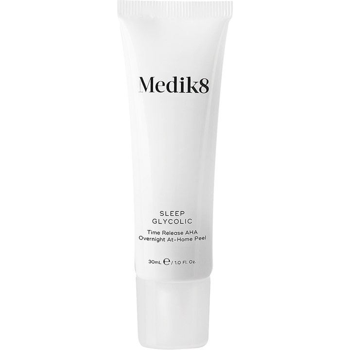 Medik8 Sleep Glycolic 30 ml nattpeeling för ansiktet i vit tub som ger en effektiv exfoliering med glykolsyra.