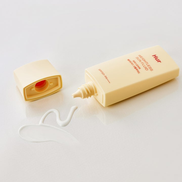 House of Hur Weightless Sun Fluid 50 ml solskydd med SPF 50 i ljusgul tub och vit lättflytande textur.