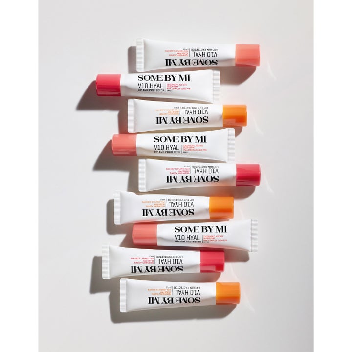 Some By Mi V10 Hyal Lip Protector 7 ml fuktgivande läppbalsam med solskydd i vita tuber med orangea och rosa lock