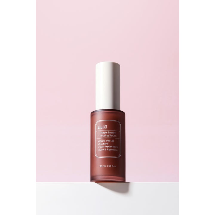 Klairs Maple Energy Infusing Serum 30 ml ger lyster och spänst i en frostad brun glasflaska med vit kork.