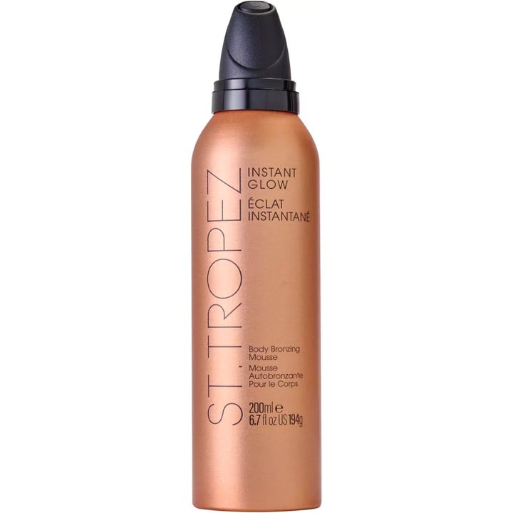 St.Tropez Instant Glow Body Brun utan sol 200 ml mousse i en skimrande bronsfärgad flaska med svart kork.