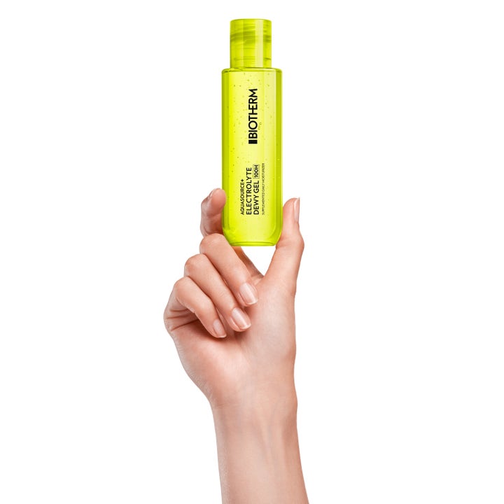 Biotherm Aquasource+ Electrolyte Dewy Gel 100H 100 ml återfuktande dagkräm i neongrön flaska som hålls i en hand.