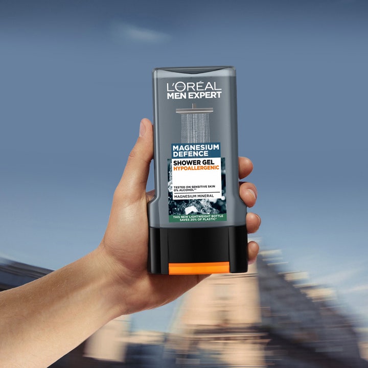 L'Oréal Paris Men Expert Magnesium Defence 300 ml duschtvål för män allergitestad i grå flaska som hålls i en hand